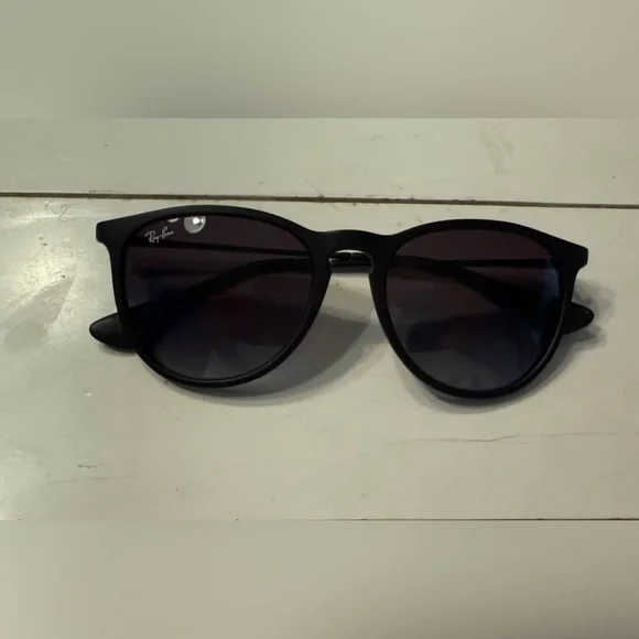 Ray-Ban | Accessories | Rayban Black Classic Sunglasses  display picture 3